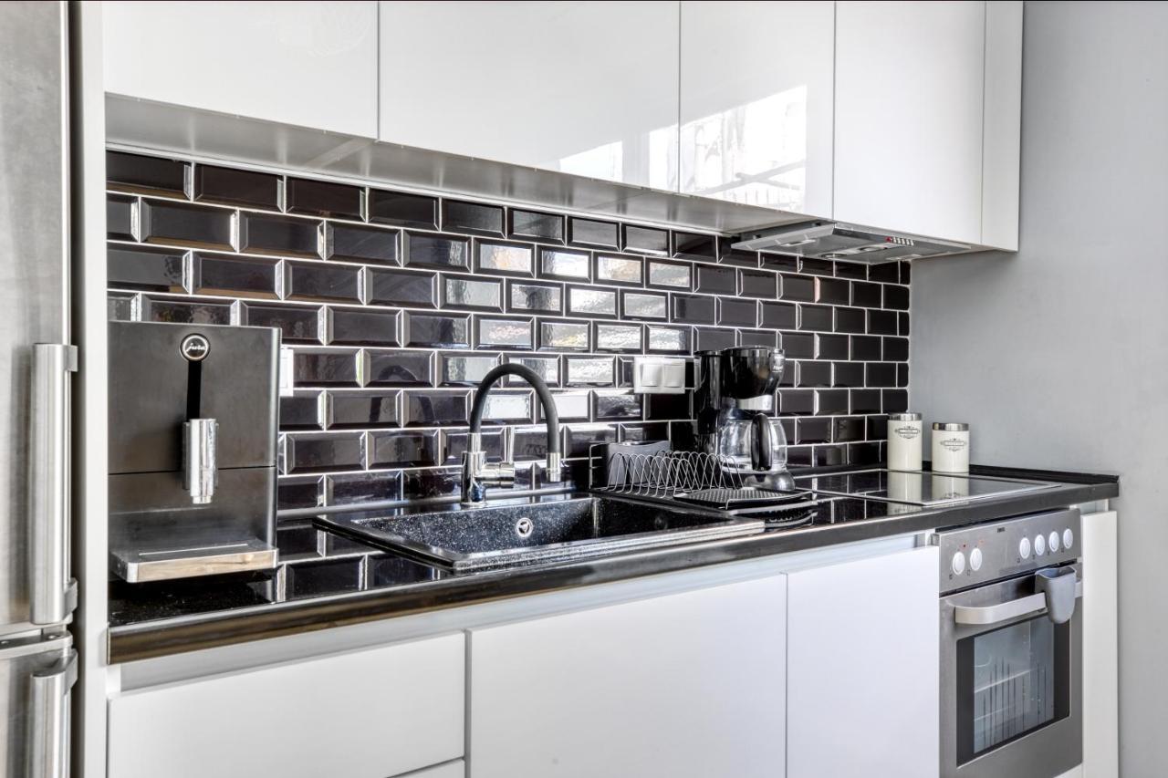 Spacious Flat With Courtyard And Private Parking! Афины Экстерьер фото