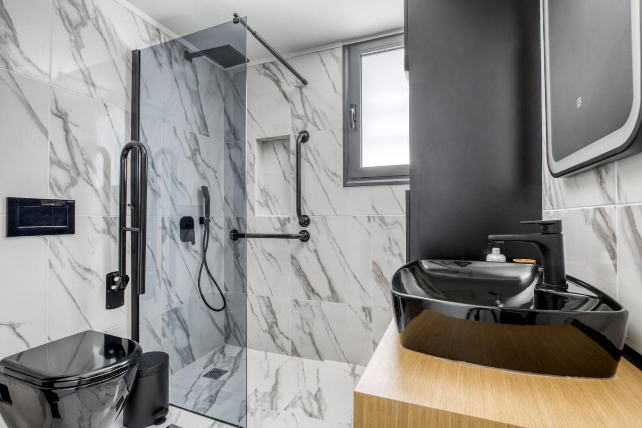 Spacious Flat With Courtyard And Private Parking! Афины Экстерьер фото