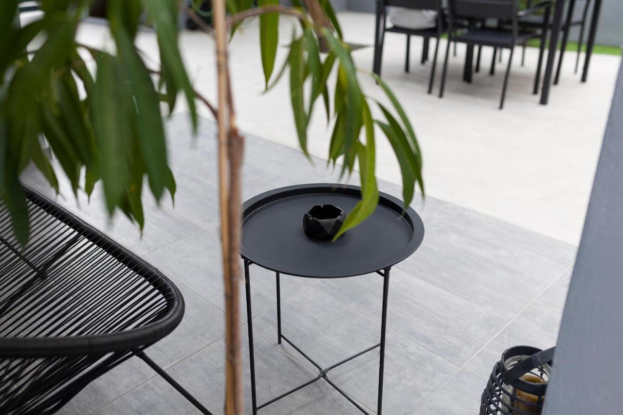 Spacious Flat With Courtyard And Private Parking! Афины Экстерьер фото